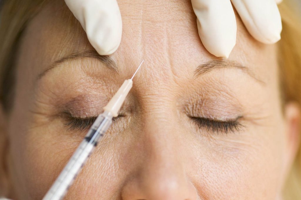 Ambos são realizados por meio de injeção no rosto, mas são procedimentos totalmente diferentes. Veja no artigo as diferenças entre botox e preenchimento facial.